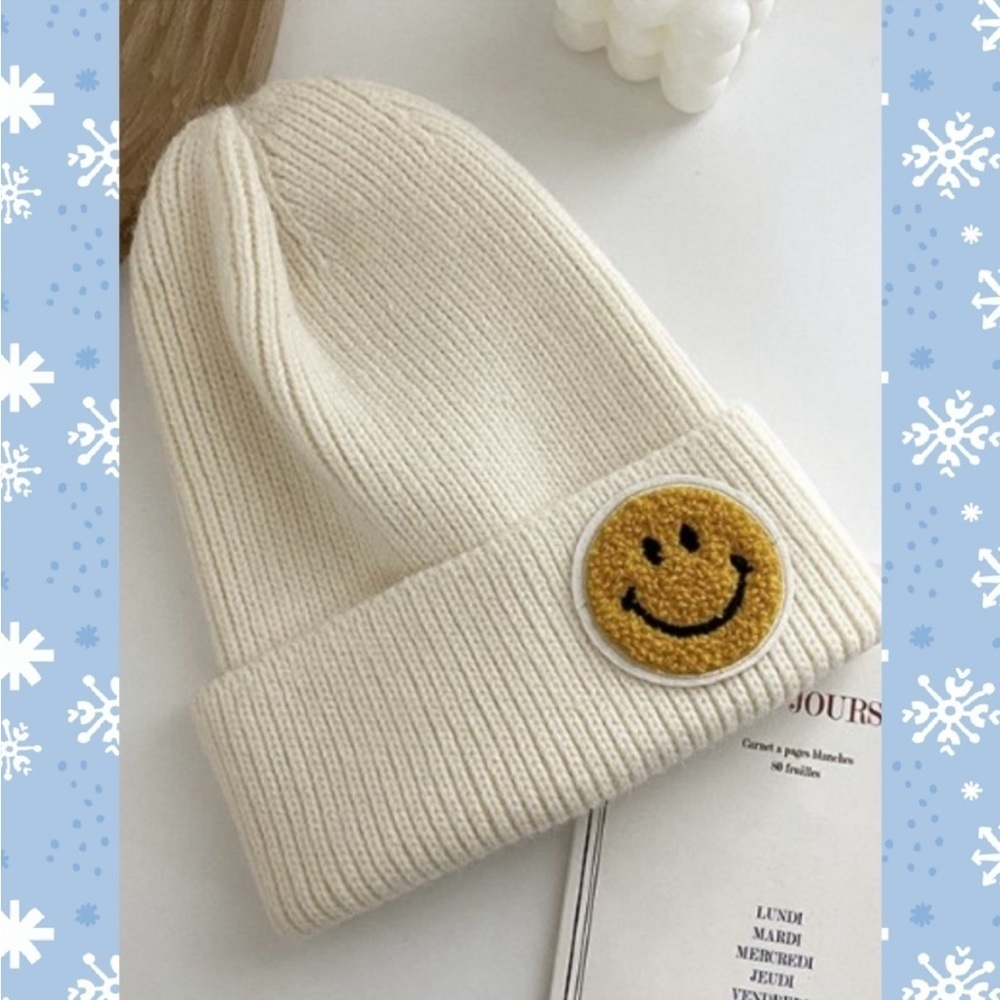 Knit Ribbed Smiley Face Beanie In White